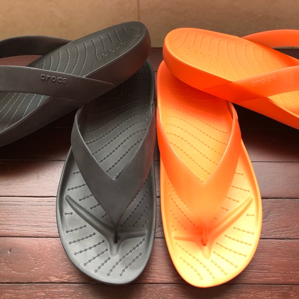 2 pair Croc’s Women’s Splash Flip Flops